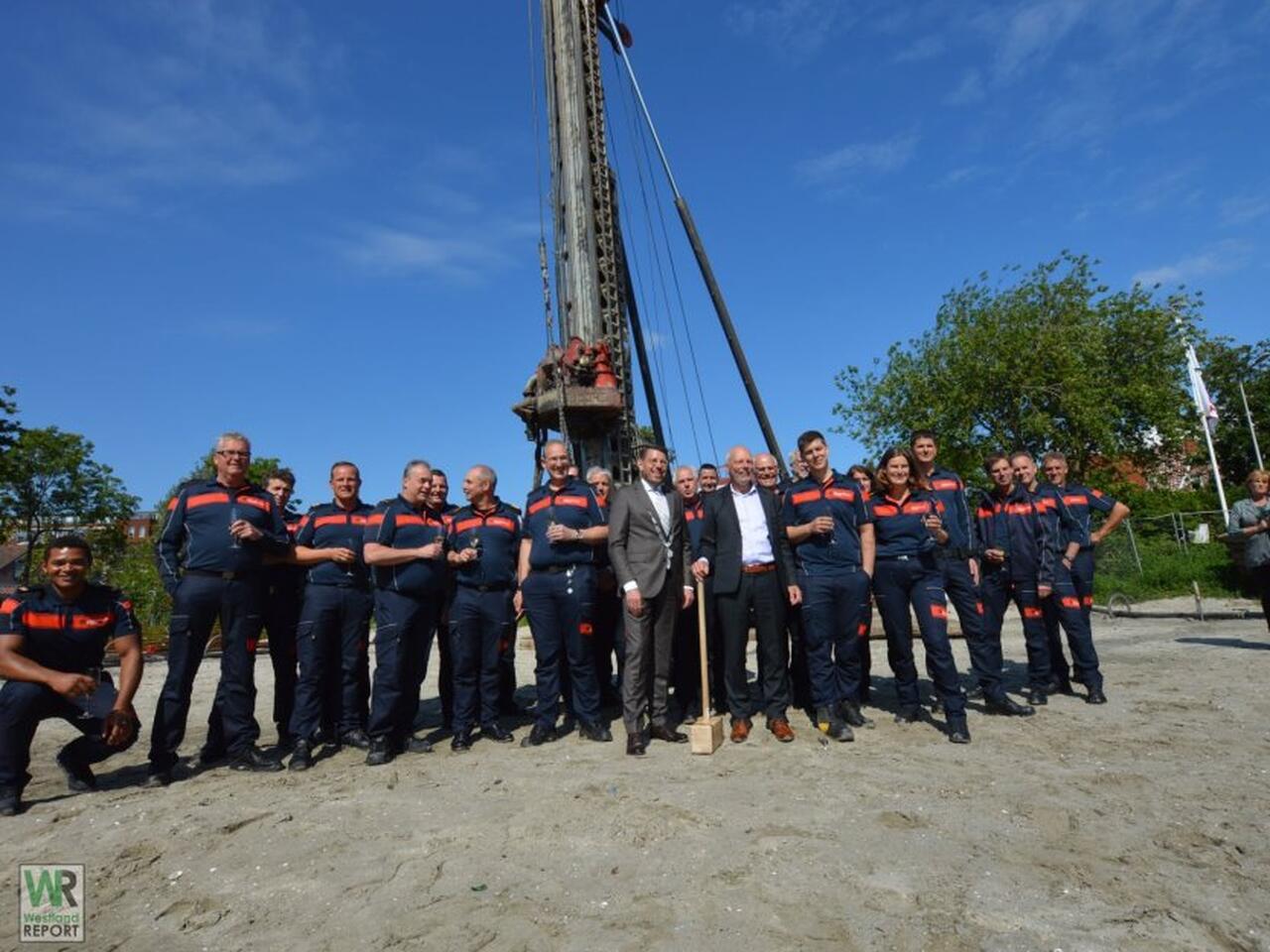 Hele team bij eerste paal nieuwe brandweerkazerne Naaldwijk