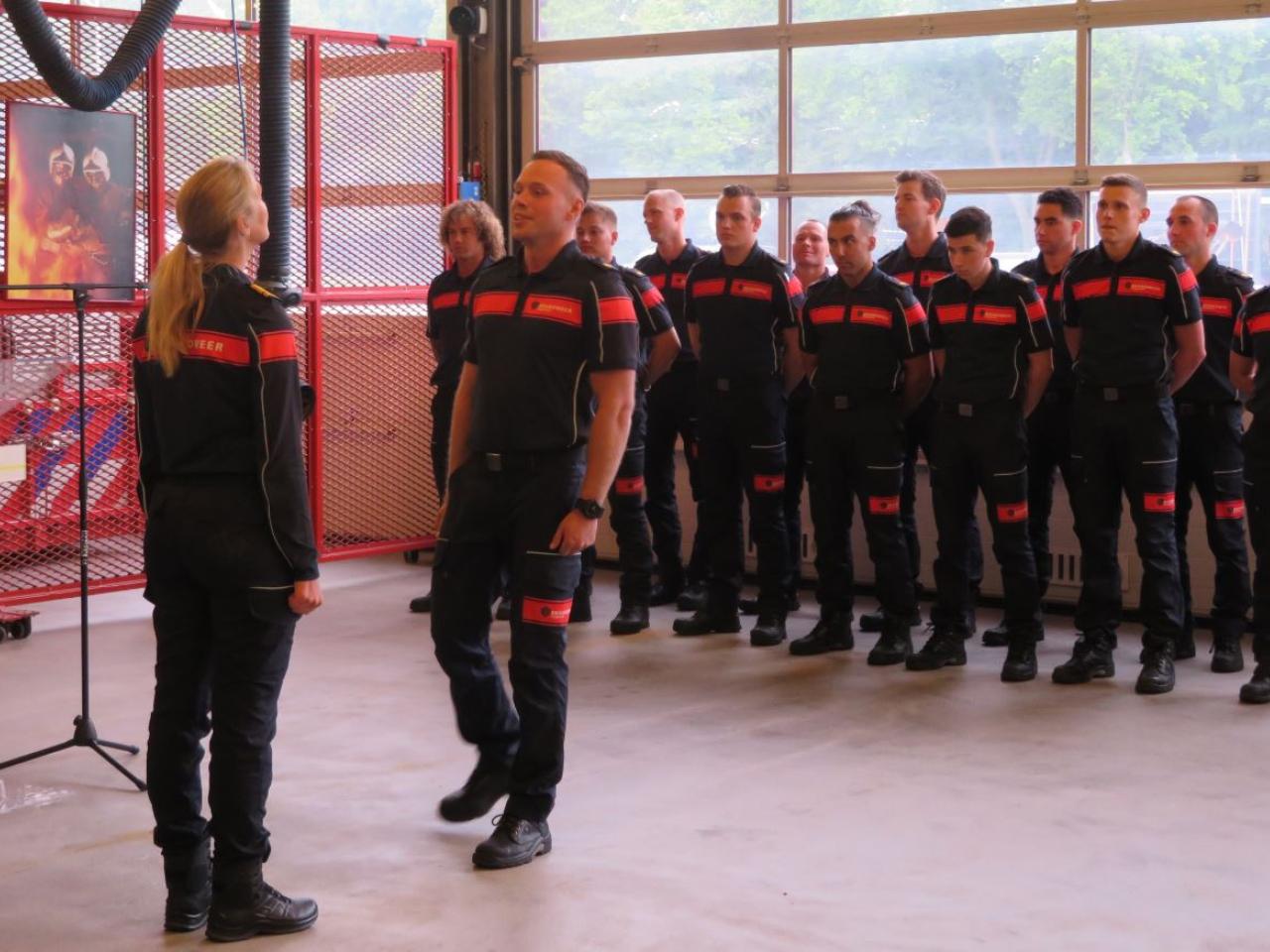 Beëdiging brandweerman Wesley onder toeziend oog van de collega's