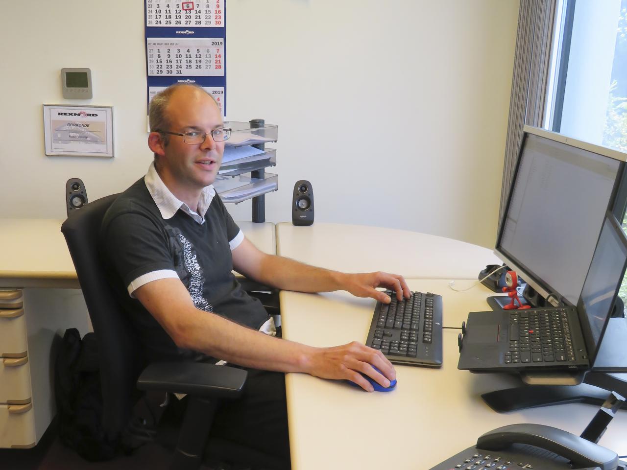 VRH-collega Robin Veninga zittend achter bureau 