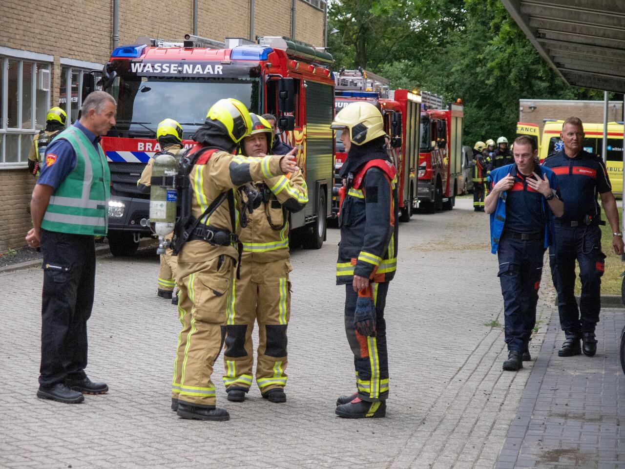 Brandweermensen op straat in overleg met elkaar