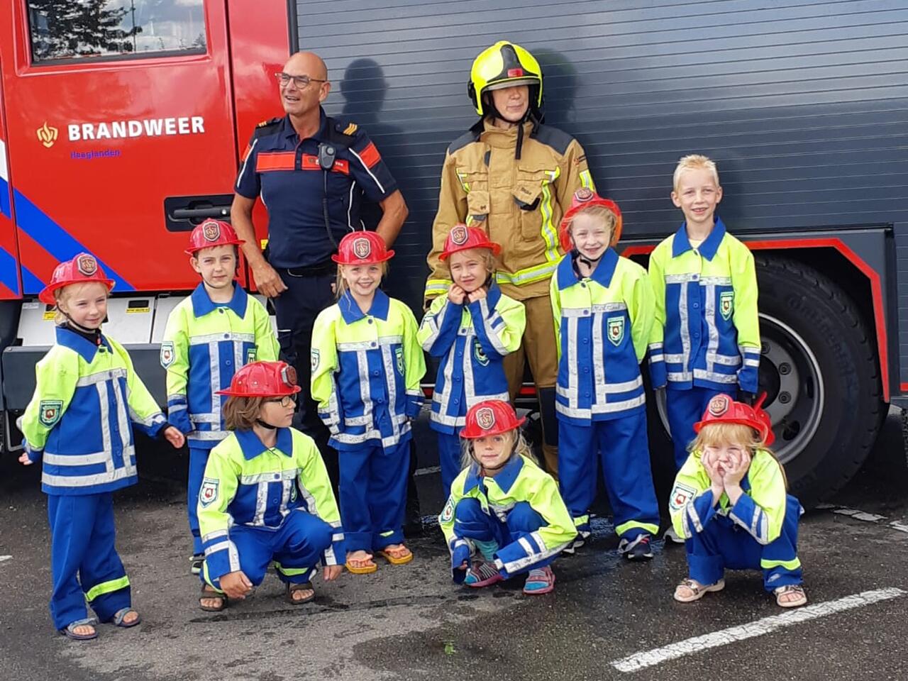 Groepsfoto met kinderen bij de brandweer