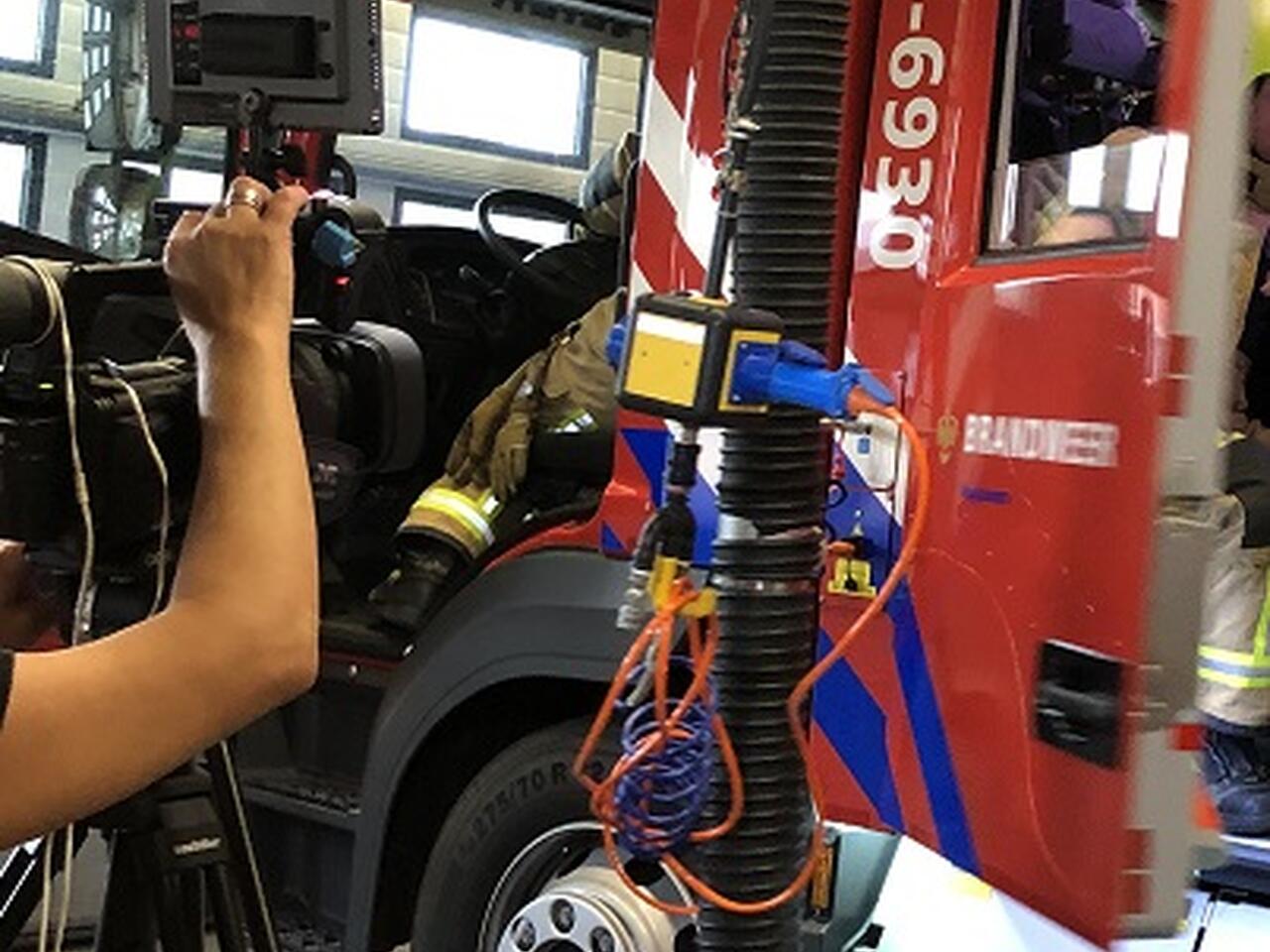 Camera die de brandweerauto filmt