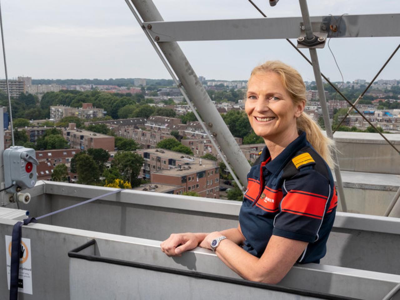 Esther Lieben, Algemeen Directeur Veiligheidsregio Haaglanden en Commandant Brandweer Haaglanden, poseert in daklift