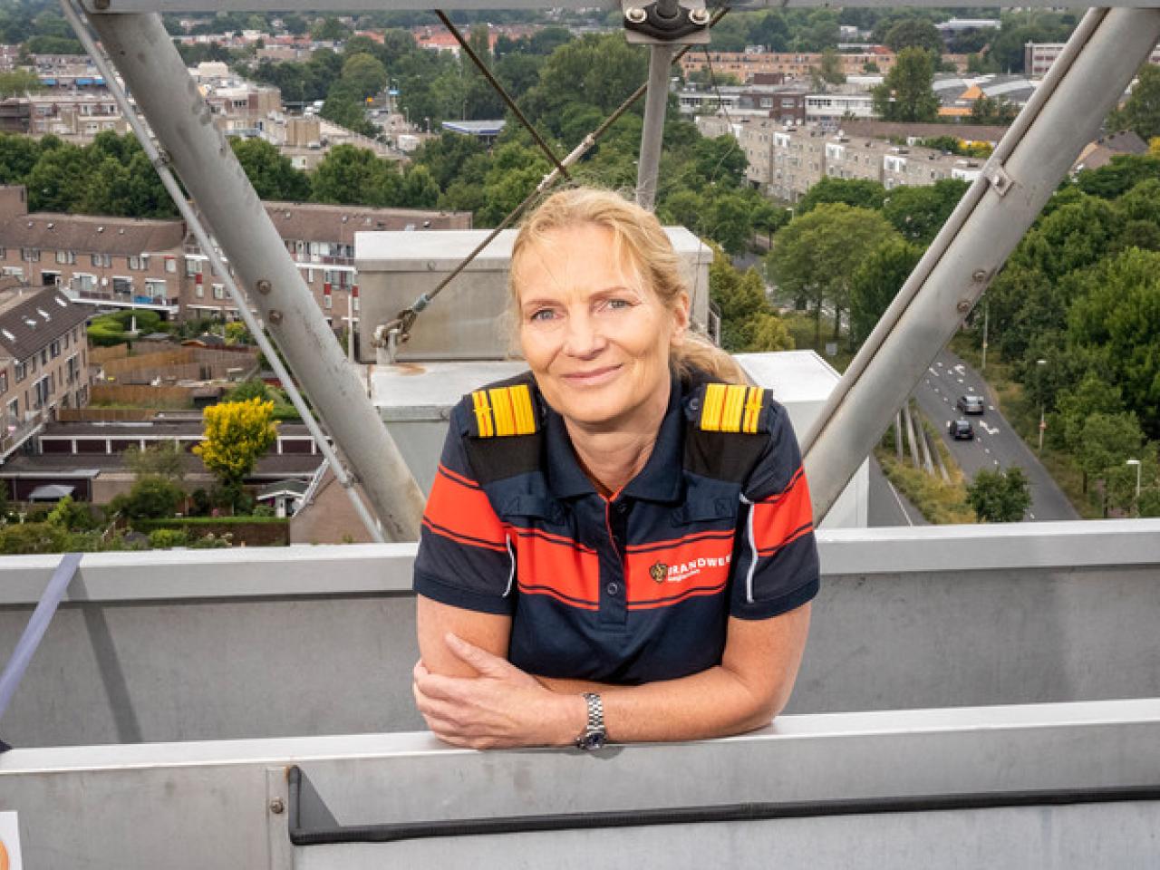 Esther Lieben, Algemeen Directeur Veiligheidsregio Haaglanden en Commandant Brandweer Haaglanden, poseert in daklift