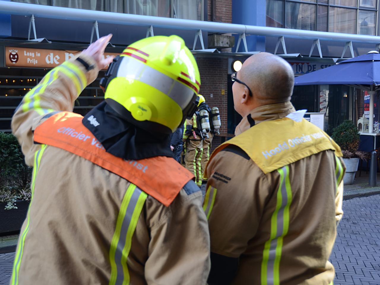 Overleg brandweermensen bij incident op de Gedempte Gracht in Den Haag