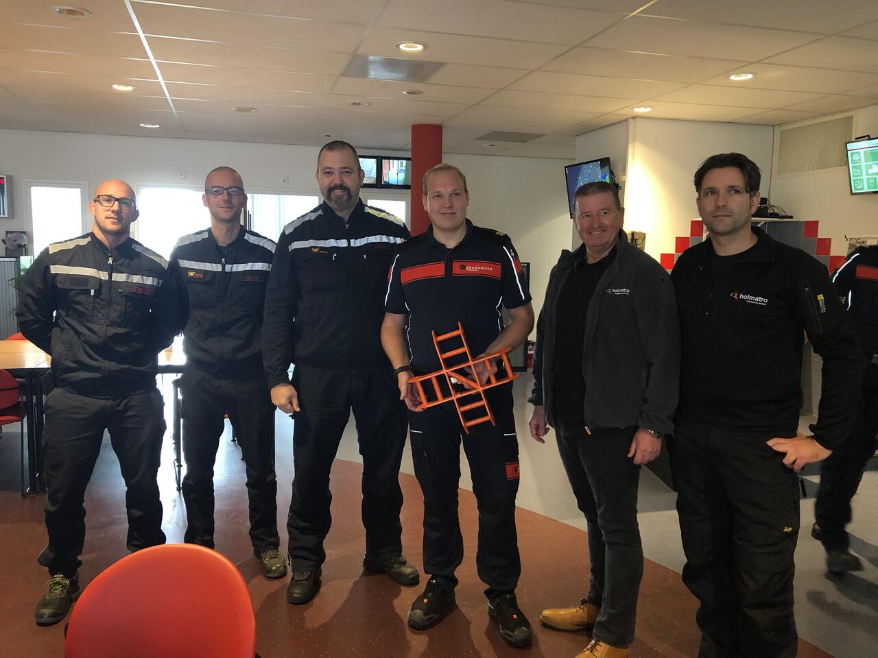 Diverse brandweermensen uit België en Nederland poseert voor de foto