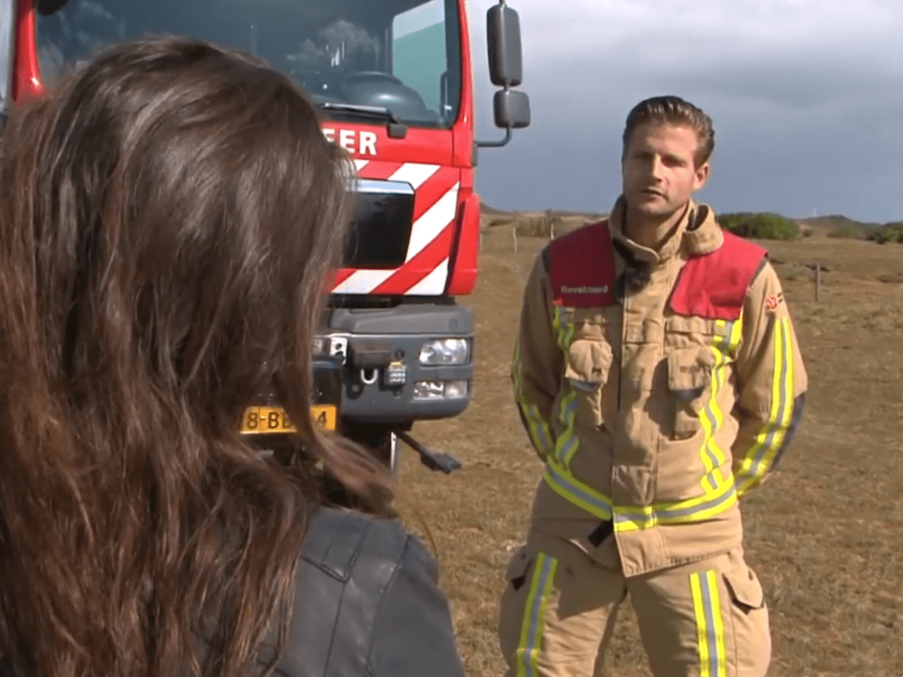 Brandweerman wordt geïnterviewd door Veilig Westland over natuurbranden