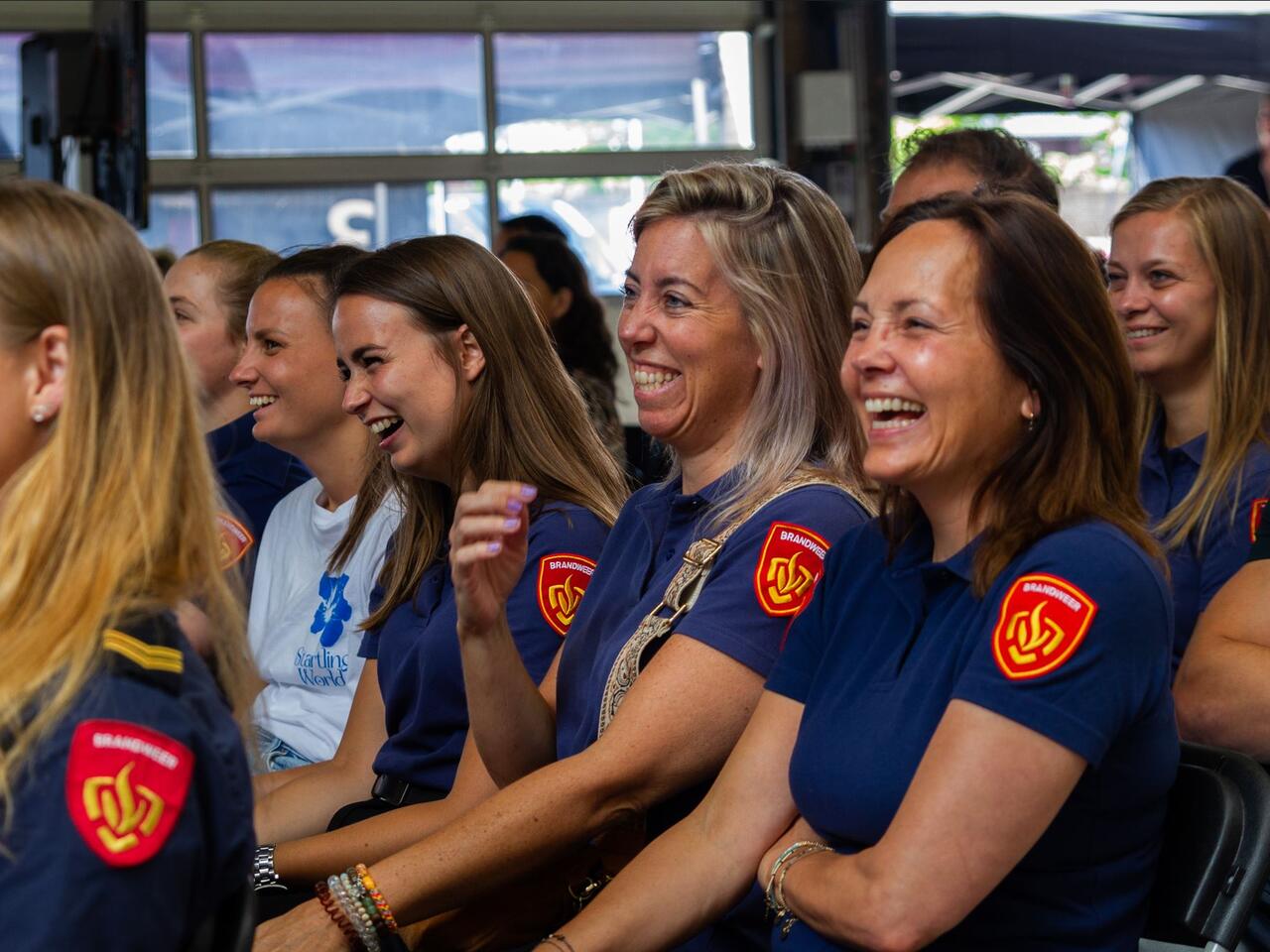 Lachende groep brandweervrouwen op een congres