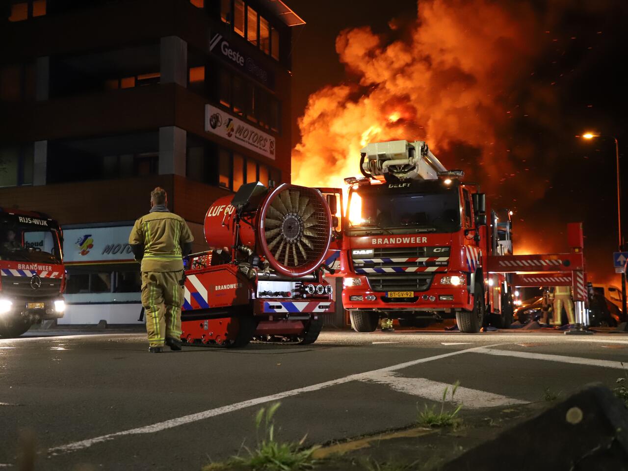 Brandweerauto voor brandend gebouw