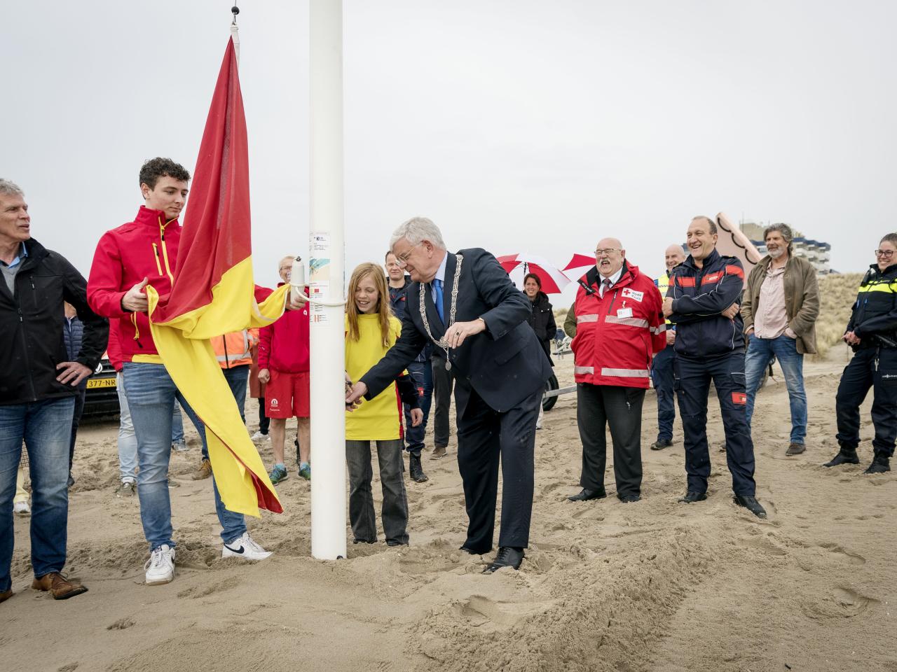 Burgemeester Van Zanen hijst de roodgele vlag