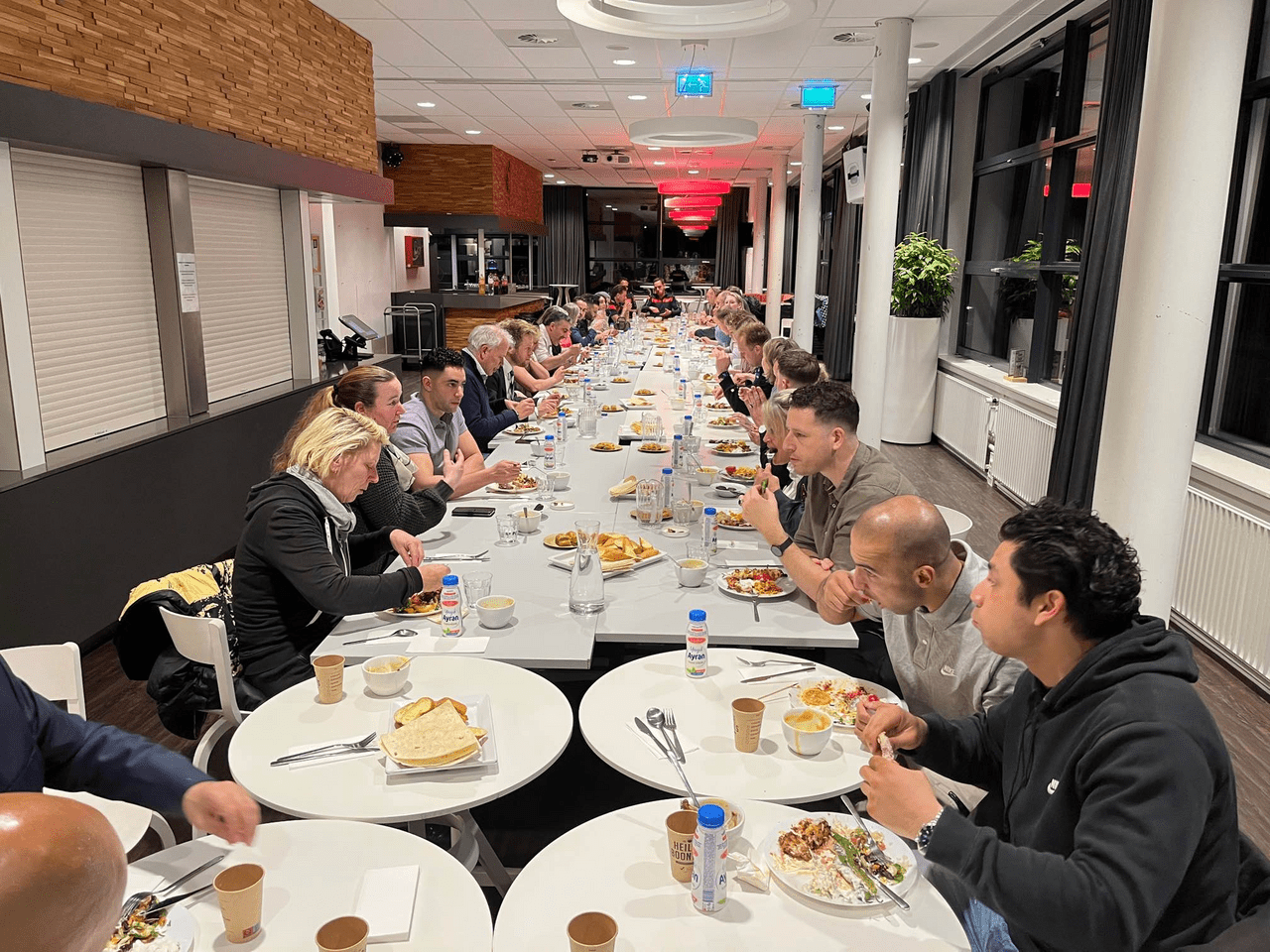 Foto van de Iftar-bijeenkomst bij Veiligheidsregio Haaglanden