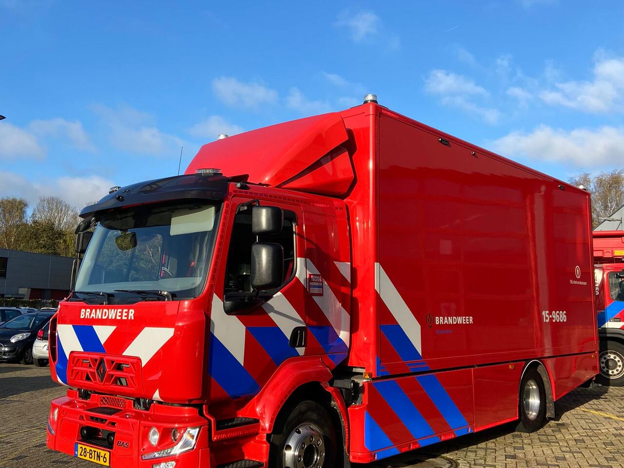 Renault vrachtwagen met brandweer bestickering op een parkeerplaats