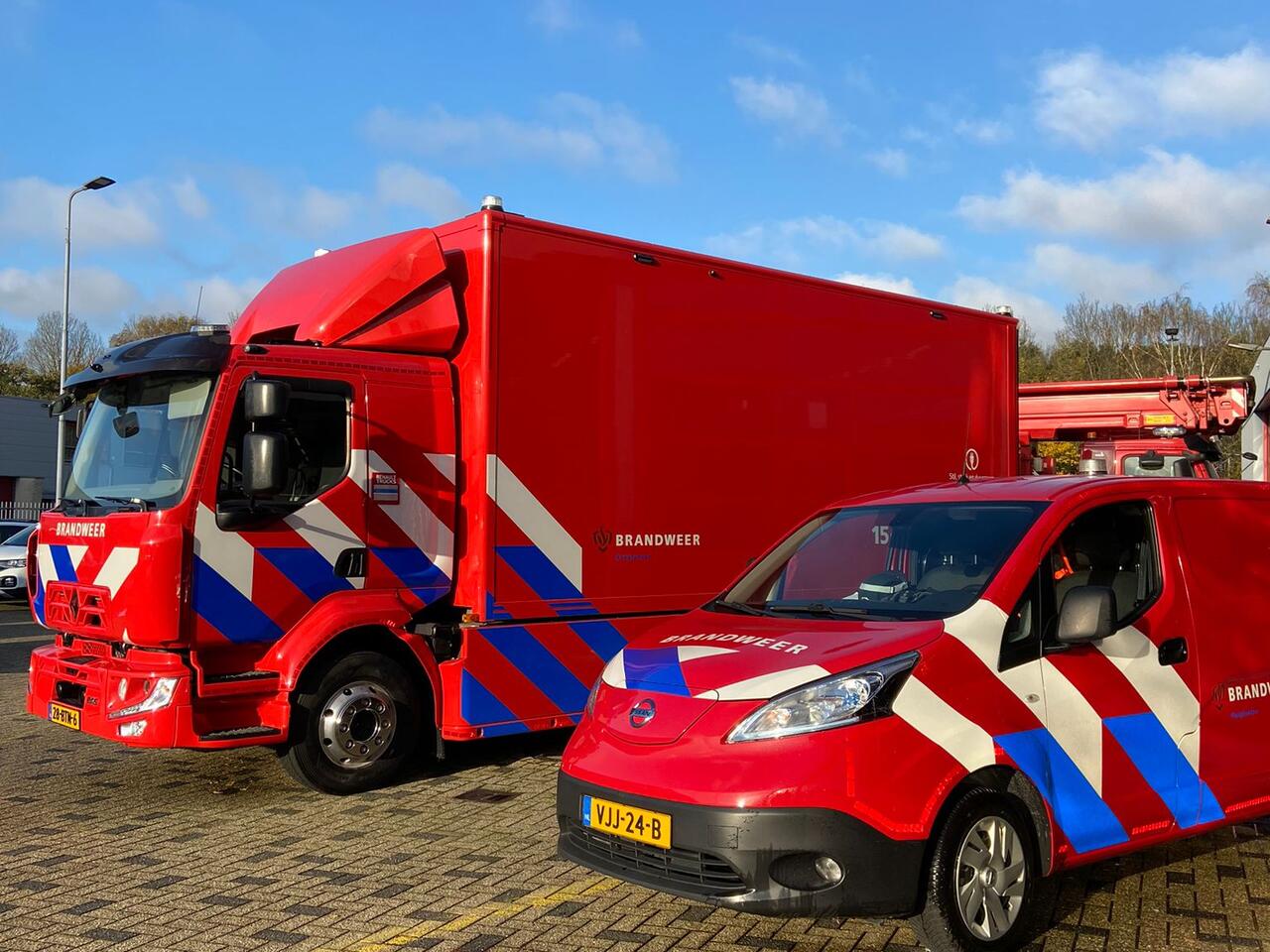 Twee elektrische, renault brandweerwagens naast elkaar