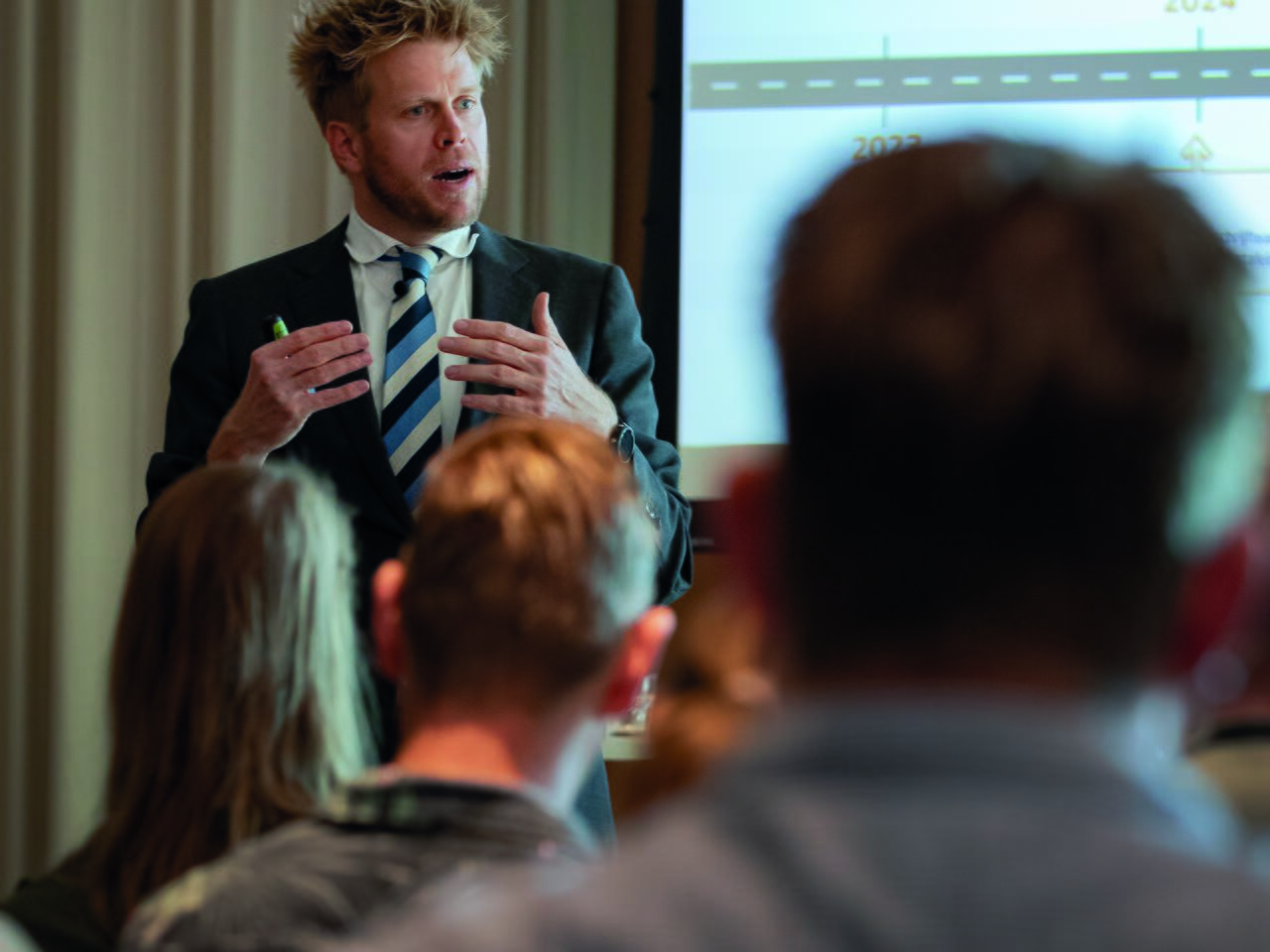 Directeur aan het woord van een presentatie 