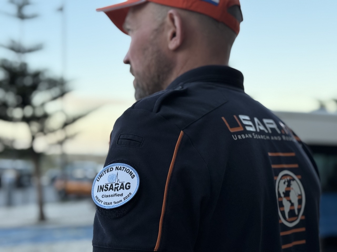 Usar heavy bag insigne op de jas van een mannelijk lid van usar.nl