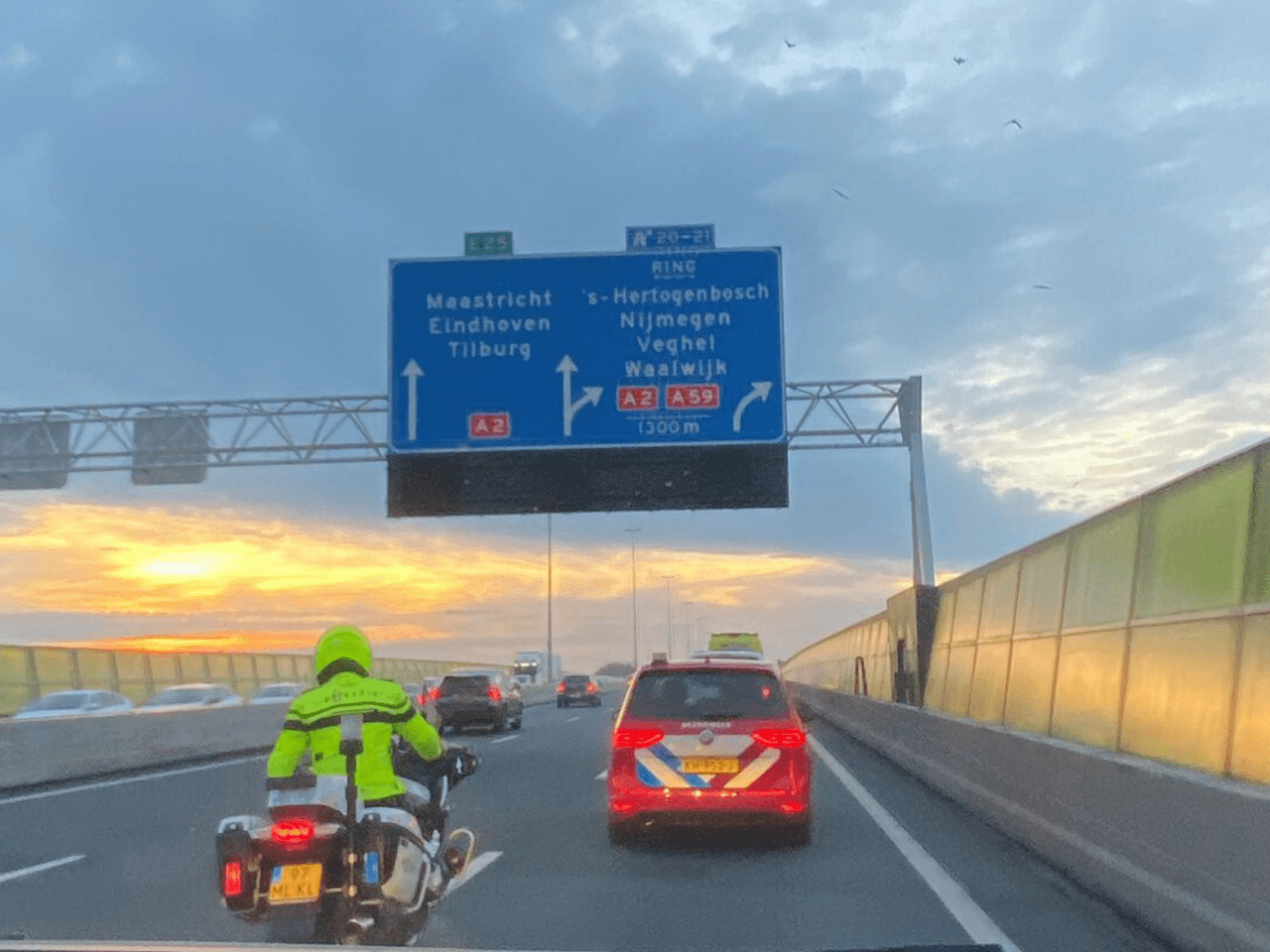 Politieescort naar het oefencentrum in Vught, auto rijdend op de snelweg