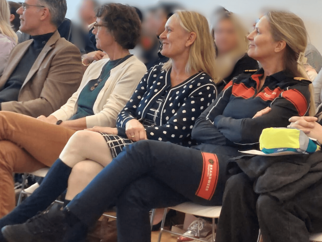 directeuren zitten op de eerste rij van een presentatie