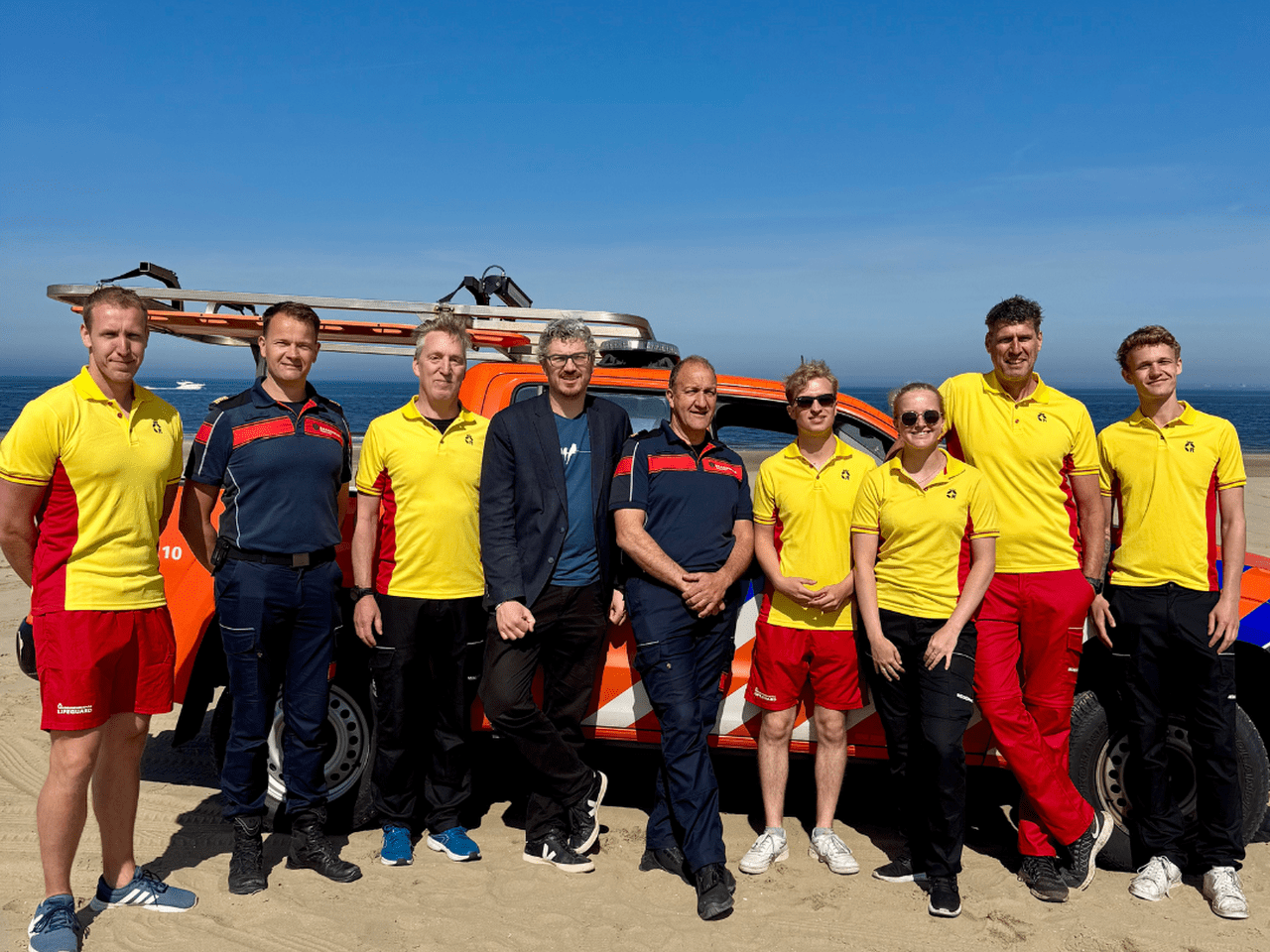 lifeguards, brandweermannen en de locoburgemeester voor de reddingsbrigade op het strand