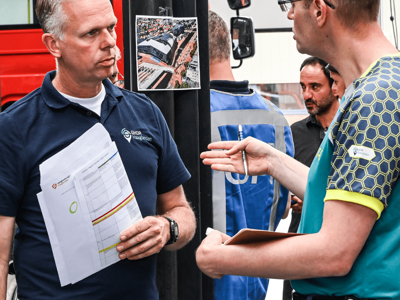 GHOR Medewerkers met elkaar in overleg