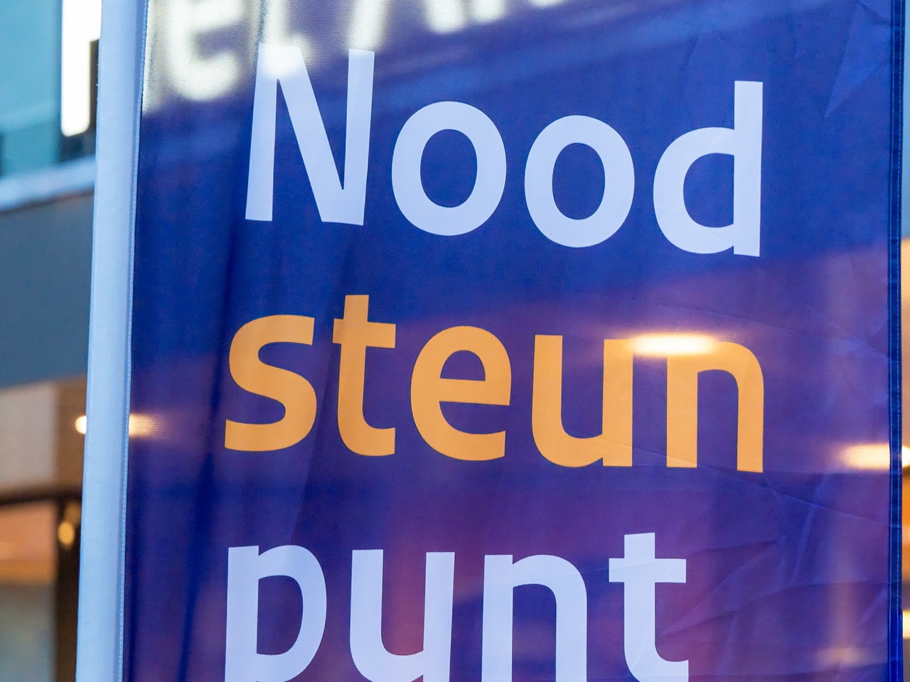 Een foto van een vlag met het woord noodsteunpunt