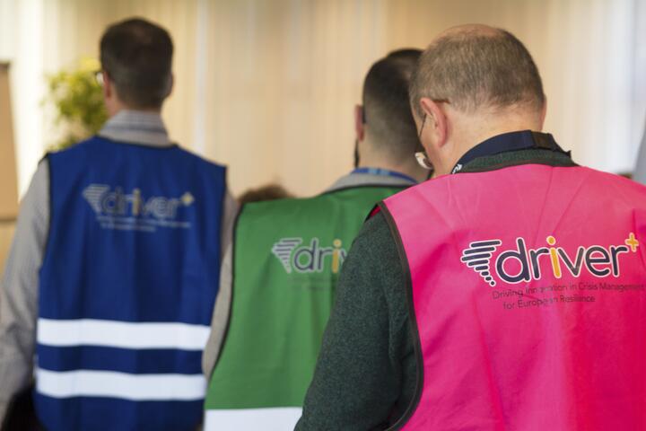 Deelnemers aan Driver Trial met veiligheidshesjes