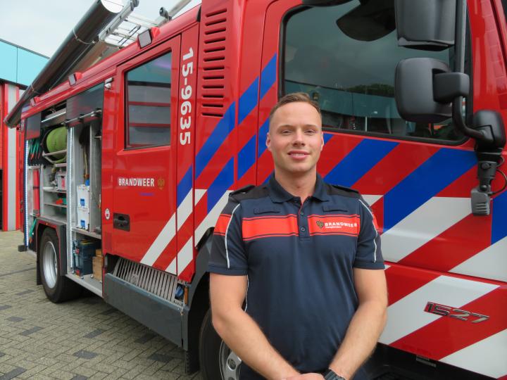 Brandweerman Wesley voor brandweerwagen