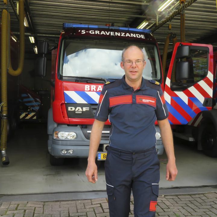 VRH-collega Robin Veninga voor brandweerwagen