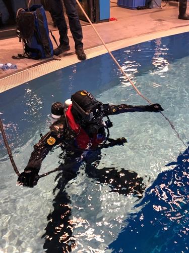 Duiker Brandweer Haaglanden in water tijdens duikoefening