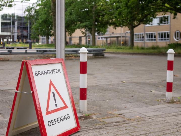 Informatiebord met tekst 'Brandweeroefening'