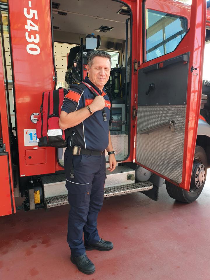 Brandweerman Wilco van Eldijk voor brandweerwagen