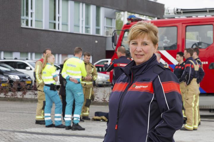 VRH-collega Betty Wentink met ambulancepersoneel op de achtergrond