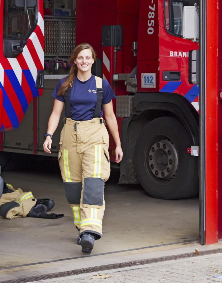 Brandweervrouw Anouk Mentink loopt kazerne uit
