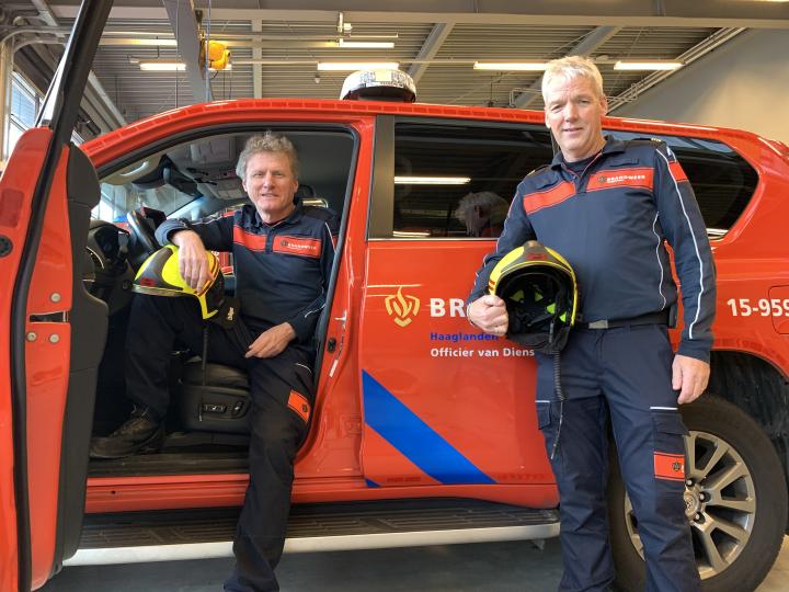 Mario en Marcel bij de OVD auto