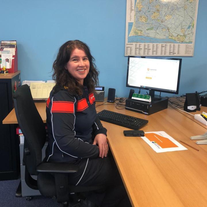 Beleidsmedewerker Caroline achter haar bureau
