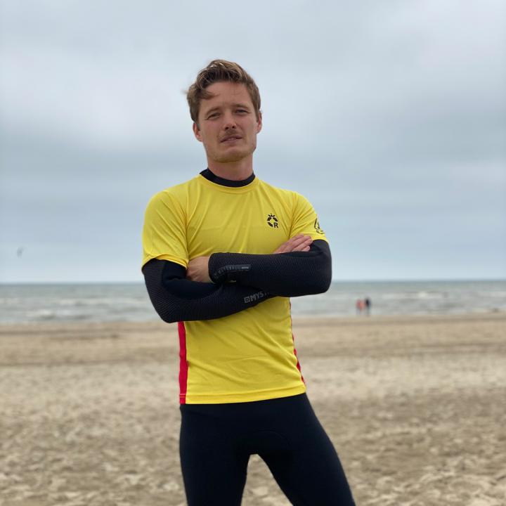 Lifeguard Folkert staat op het strand vlakbij de zee