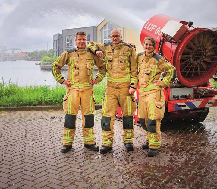 Collega's kazerne Rijswijk met de blusrobot op de foto