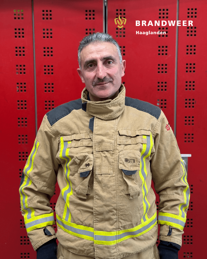 Collega Mustafa in brandweerkleding voor de lockers