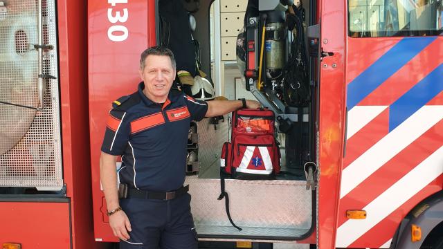 Brandweerman Wilco van Eldijk voor brandweerwagen