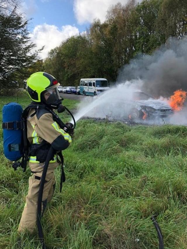 Officier van Dienst Marijke Halman blust een brand