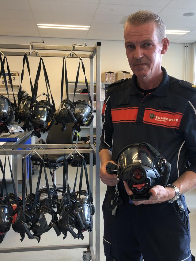 Technisch specialist Tim in zijn werkruimte waar luchtmaskers hangen