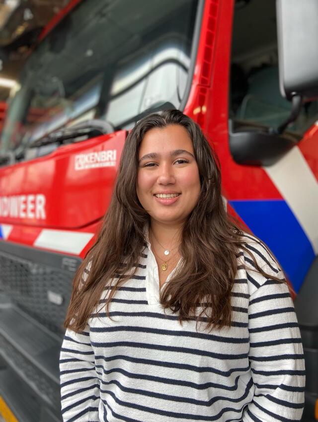 Rozemarijn in een portret gefotografeerd voor een brandweerwagen 