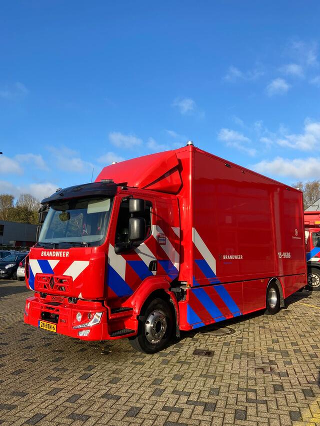 Renault vrachtwagen met brandweer bestickering op een parkeerplaats
