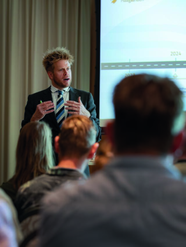 Directeur aan het woord van een presentatie 
