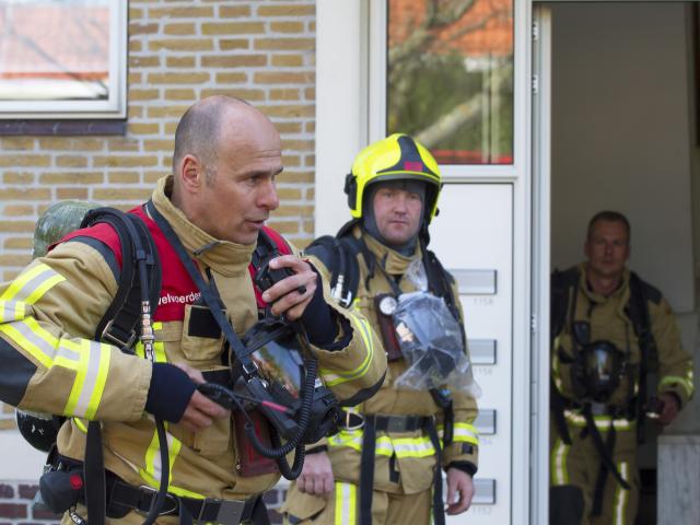 Brandweerman Marinus van Dam met collega op de achtergrond