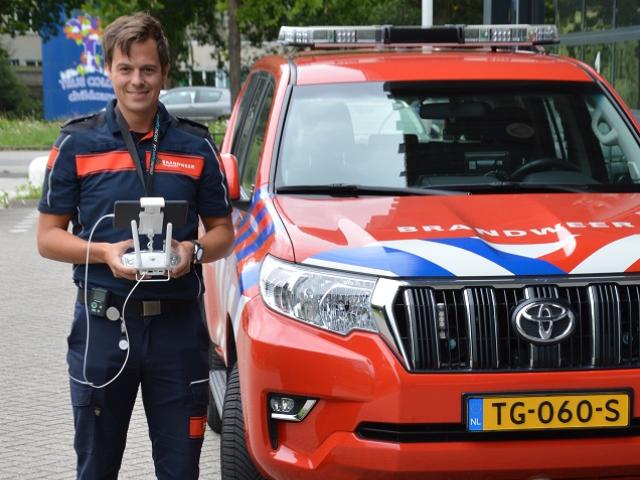 Dronepiloot Bas poseert met drone