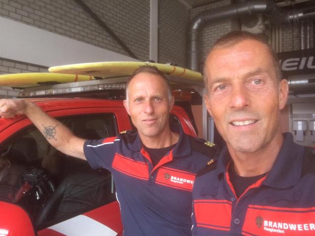 Broers Rik en Jurjen (beide werkzaam bij de VRH) poseren bij brandweerauto