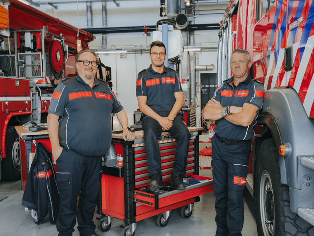 Bart, Alex en Wim in de autowerkplaats van de VRH